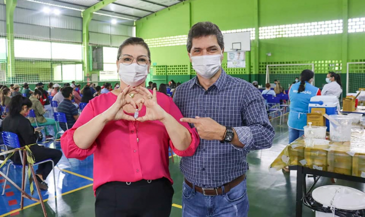 Prefeito Marcos Calderan e Primeira-Dama Meire visitam local de vacinação contra a COVID-19.