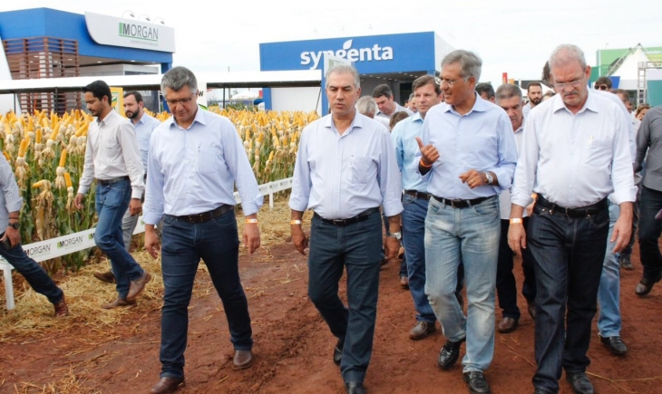 De férias, Reinaldo Azambuja visita Showtec e destaca desempenho do agronegócio
