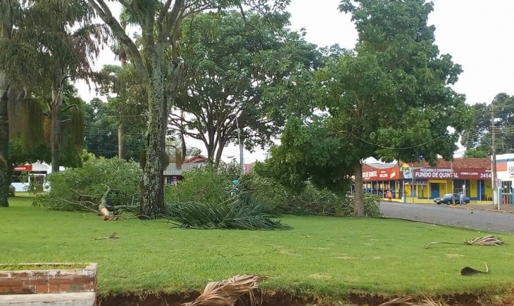 Tempestade causa preocupação e prejuízos na madrugada de Maracaju, confira as fotos.