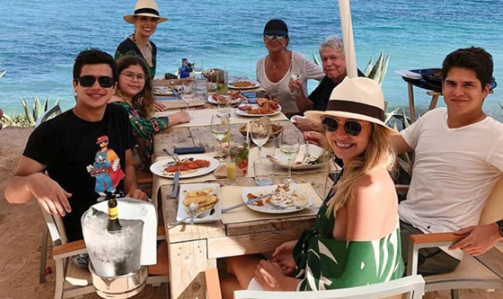 Ana Furtado comemora viagem ao lado da família após tratamento contra o câncer