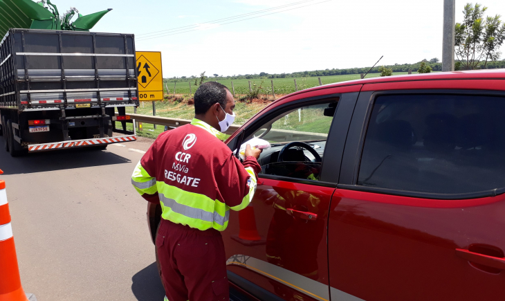 CCR MSVia e PRF promovem entrega de kits de higiene a caminhoneiros.