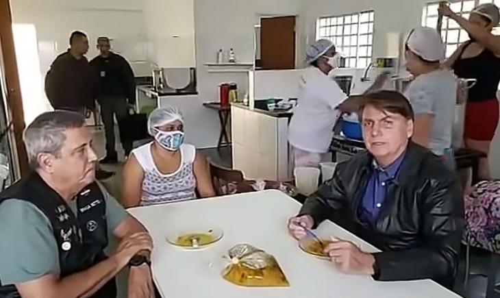 Forças Armadas devem começar a vacinar população, diz Bolsonaro