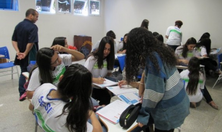 Em aula diferenciada de Inglês, alunos da Escola do Sesi de Maracaju se tornam professores e explicam conteúdo aos colegas