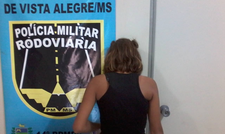 Menor e mulher são flagradas por tráfico de entorpecentes pela Polícia Militar Rodoviária de Vista Alegre.
