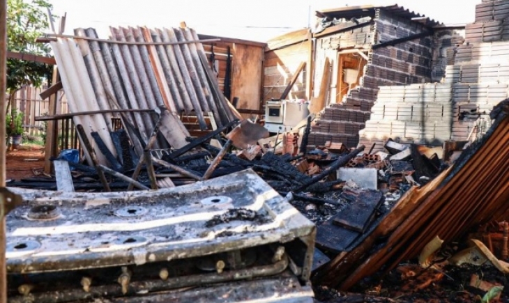 Campo Grande: Homem ateia fogo a casa com família dentro e tem 75% do corpo queimado.