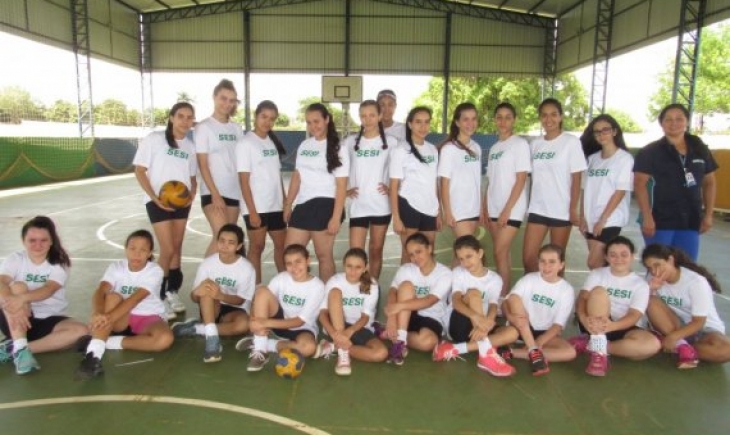Time de vôlei da Escola do Sesi de Maracaju estreia nos Jems e Jojums com vitória