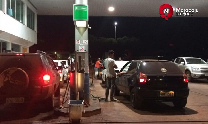 Postos de Maracaju já sofrem com falta de combustíveis e motoristas fazem fila para abastecer.