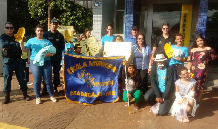Maio Amarelo: Alunos da Escola João Pedro Fernandes realizam panfletagem com o tema 'A Criança no Trânsito'. Saiba mais