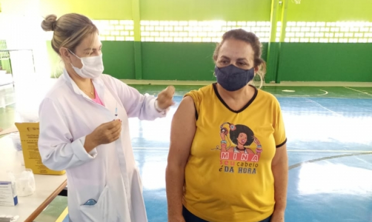 Profissionais da Educação acima dos 55 anos são vacinados contra a Covid-19 em Maracaju. 