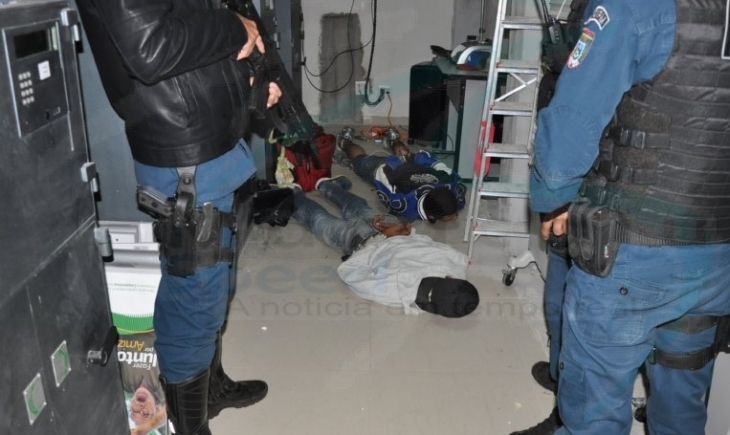 Maracaju: Polícia Militar prende ladrões de banco dentro de agência e prestes a finalizarem assalto em caixa eletrônico.