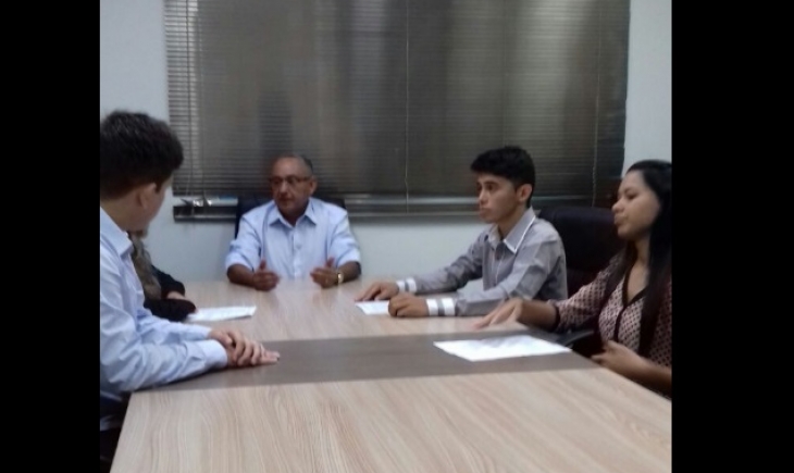 Alunos da Escola Manoel Ferreira de Lima visitam Câmara Municipal e entrevistam Vereador Vergílio da Banca