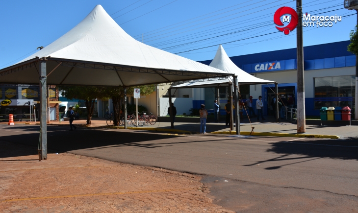 Atendendo pedido de Nego do Povo, Prefeitura de Maracaju instala tendas em frente a Caixa Econômica Federal.