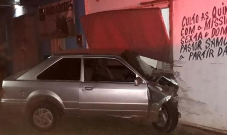 Corumbá: Condutor bêbado perde o controle da direção e invade igreja em cruzamento