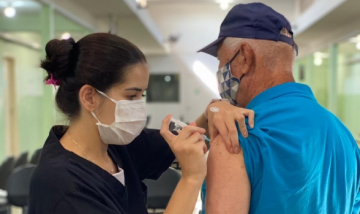 Secretaria Municipal de Saúde imunizou contra a Covid-19 idosos acima de 77 anos neste sábado.