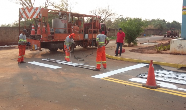 Prefeitura de Maracaju dá início aos trabalhos de sinalização nas ruas do Bairro Geazone. Saiba mais.