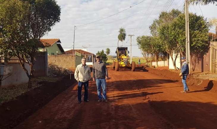 Prefeito Maurílio Azambuja e Vereador Nego do Povo acompanham obras de asfalto no Bairro Porto Belo.
