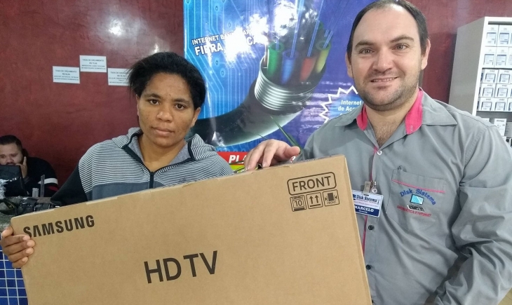 Disk Sistema entrega televisão para sorteada da Promoção “Copa do Mundo Premiada e Você de Smart TV Nova”. Leia