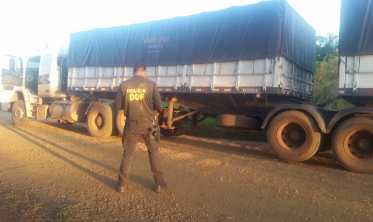 DOF apreende carreta na região de Maracaju com pneus contrabandeados do Paraguai.