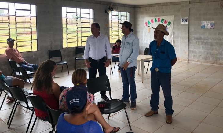Presidente da Câmara Hélio Albarello se reúne com moradores do Assentamento Santa Guilhermina e leva soluções para falta de água. Saiba mais.