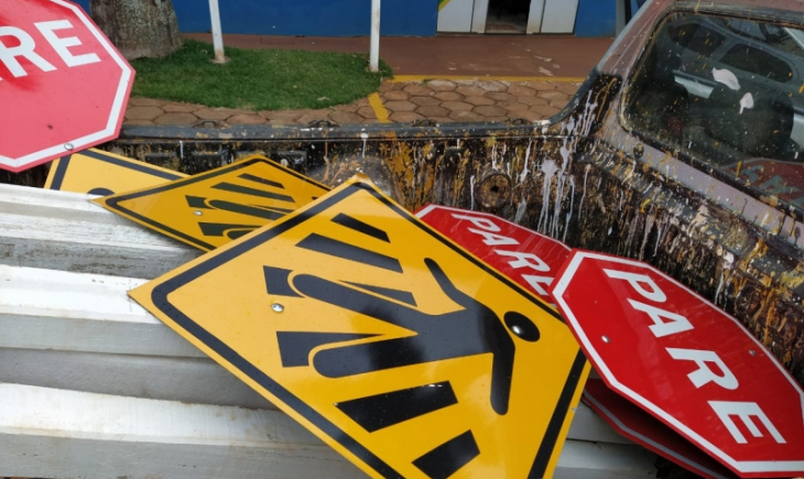 Maracaju: Placas de sinalização continuam sendo destruídas por vândalos.