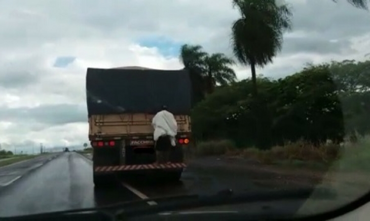 Naviraí: Jovem tenta pegar carona  por 120 km em traseira de caminhão