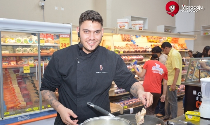 Aula Show com Chef Daniel Barbosa foi sucesso nos Supermercados Estrela. Leia.
