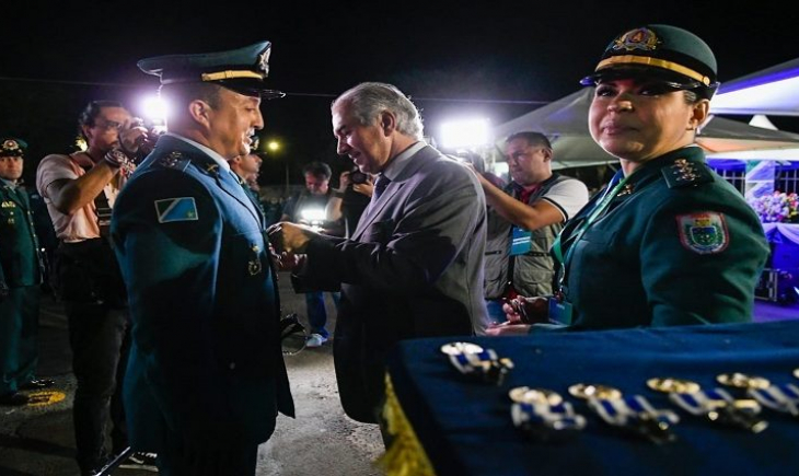 Na entrega da Medalha Tiradentes, governador destaca os investimentos em segurança e o compromisso com a Polícia Militar
