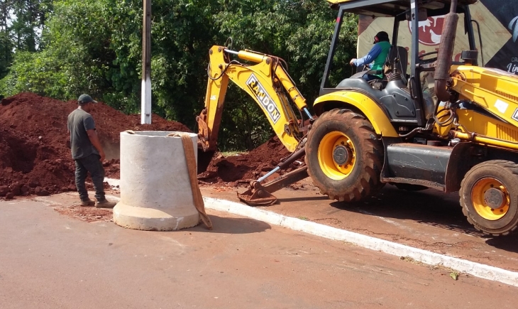 Maracaju: Equipes estão trabalhando no rebaixamento e escoamento de águas pluviais da Avenida Marechal Floriano Peixoto.