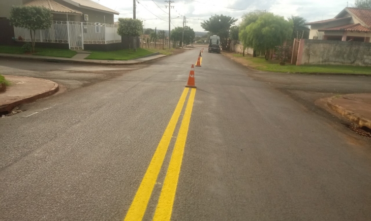 Após limpeza e recapeamento de ruas, Bairro Alto Maracaju recebe sinalização e obra entra na reta final. Leia.