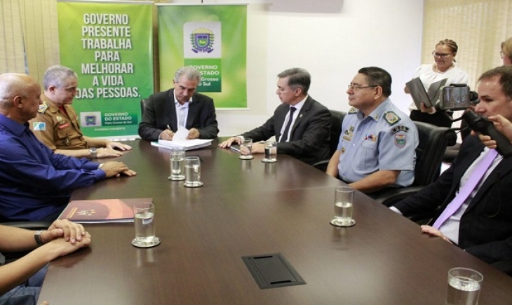 Reinaldo Azambuja estende prazo de regra previdenciária para PM e Bombeiros