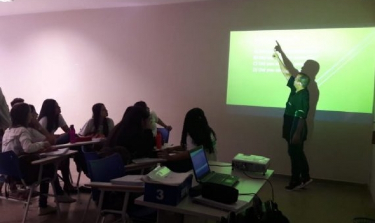 Alunos da Escola do Sesi de Maracaju participam de gincana para revisão dos conteúdos de Inglês