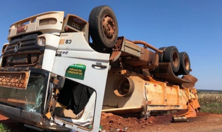 Taquarussu: Carregado com cascalho, caminhão tomba na MS-437