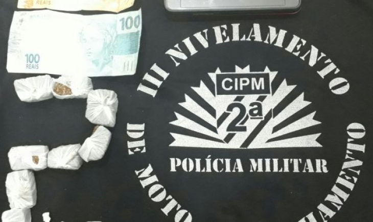 Polícia Militar de Maracaju prende dois homens e apreende uma adolescente por tráfico de drogas