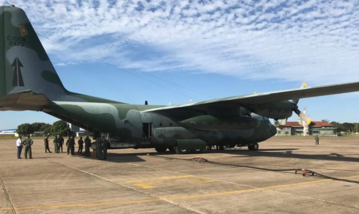 Aeronave com 12 mil litros de água combate incêndio no Pantanal