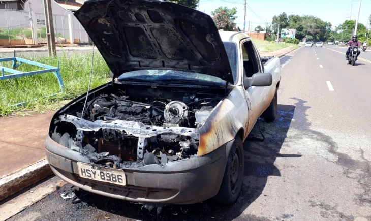 Campo Grande: Carro em movimento  pega fogo e fica destruído