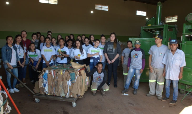 Alunos do 8ª ano da Escola SESI de Maracaju realizaram uma visita no Recicla Maracaju. Leia.