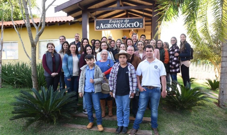 Alunos das Escolas Júlio Muller e Ciro Aniz de Vista Alegre visitam Escola Superior de Agricultura “Luiz de Queiroz” e Fundação Nishimura em Pompéia SP.