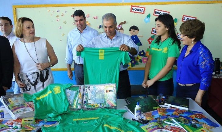 Reinaldo Azambuja recepciona alunos, entrega uniformes e kits e destaca reforço na merenda