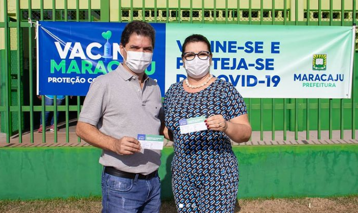 Prefeito Marcos Calderan e Primeira-Dama Meire Calderan recebem primeira dose da vacina contra o COVID-19.
