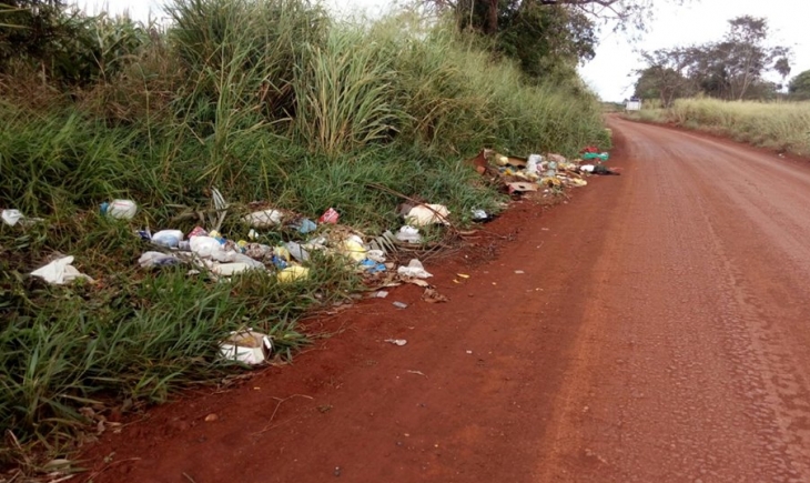 Maracaju: Lixo é jogado de fora irregular próximo a estrada vicinal, ato constitui crime ambiental e tem prejudicado o Meio Ambiente e a saúde da população.