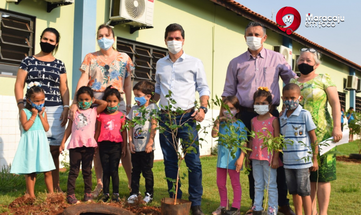 Dia da Árvore: Em parceria com a Prefeitura, Vereador Rener realiza ação de plantio de árvores na Escola Municipal Cecília de Castro Minervini.