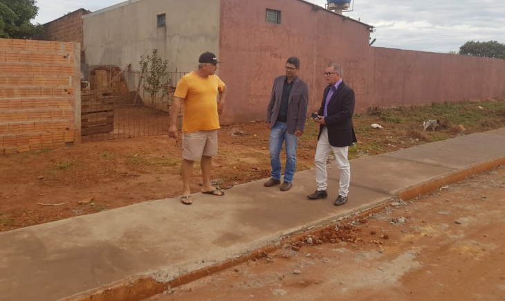 Vereador Nego do Povo e Joãozinho Rocha fiscalizam construção de calçadas e limpeza no Bairro Geazone. Leia.