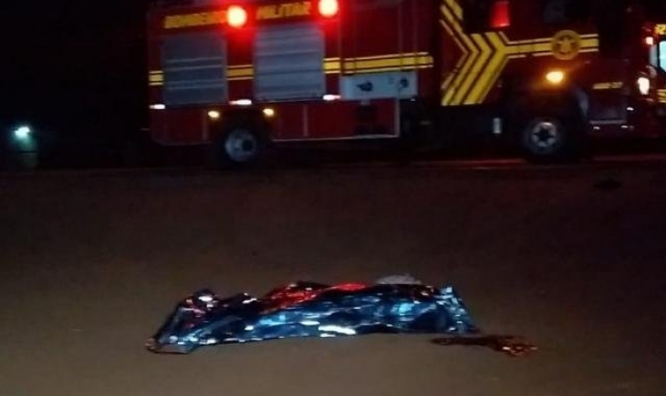 Dourados: Motociclista tenta atravessar rodovia é atingido por carro e morre na BR-463
