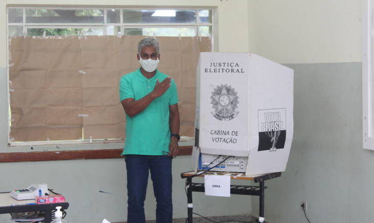Professor Jeamilton Barbosa e Eliane Simões votam confiantes na vitória