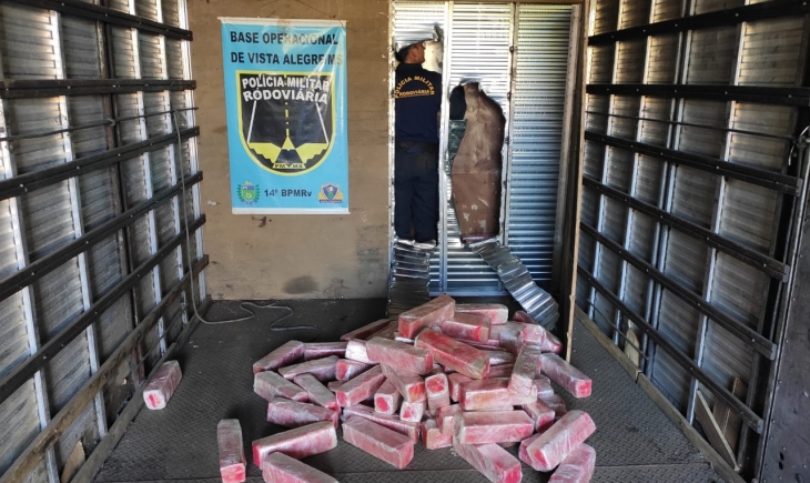 Polícia Militar Rodoviária de Vista Alegre descobre fundo falso com 260 kg de maconha em caminhão que seguia para Minas Gerais.