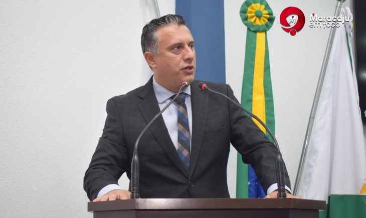 Vereador Rener Barbosa pede instalação de bancos em área externa do Pronto Atendimento do Hospital Soriano Corrêa.
