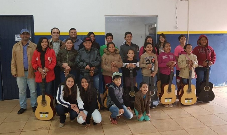 Vereador Nego do Povo recebe Deputado Felipe Orro no Projeto Viva Vida e apresenta alunos de violão. Saiba mais.