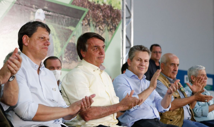 Bolsonaro entrega títulos de propriedade rural em Mato Grosso.