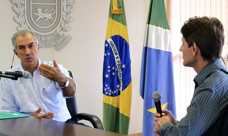Reinaldo Azambuja destaca generosidade dos deputados e reforça pedido para as pessoas ficarem em casa.
