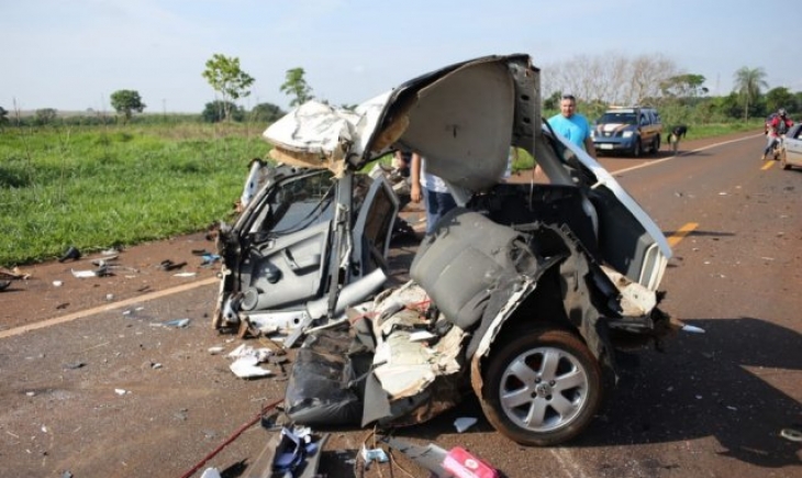 Campo Grande: Motorista invade pista contrária e morre em carro destruído por carreta